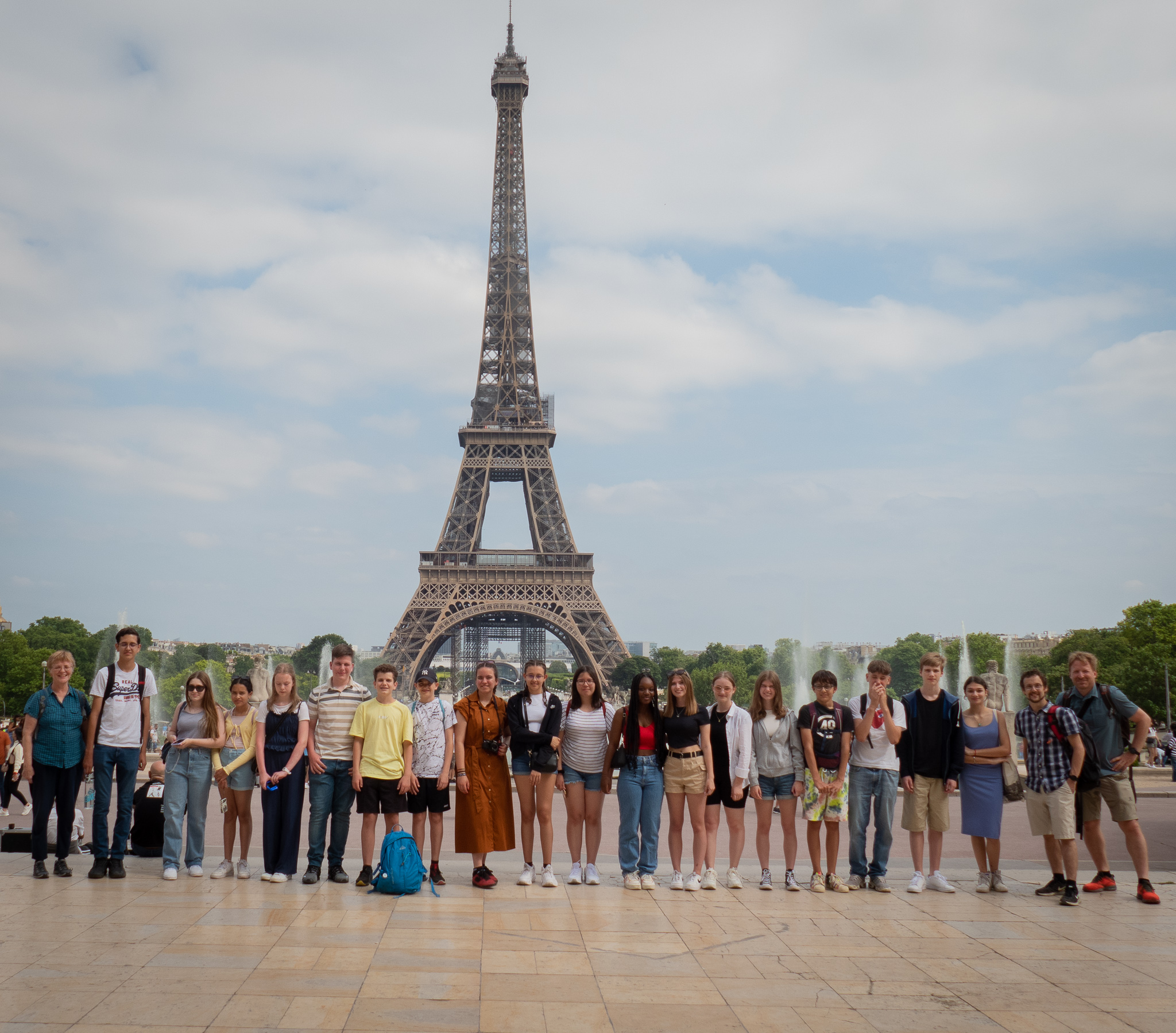 Gruppenfoto vor dem Eiffelturm Gruppenfoto Eiffelturm